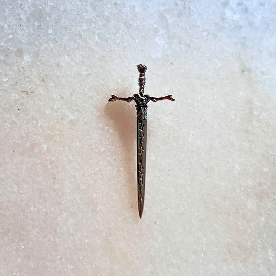 queen of roses excalibur pendant in 925 silver. 