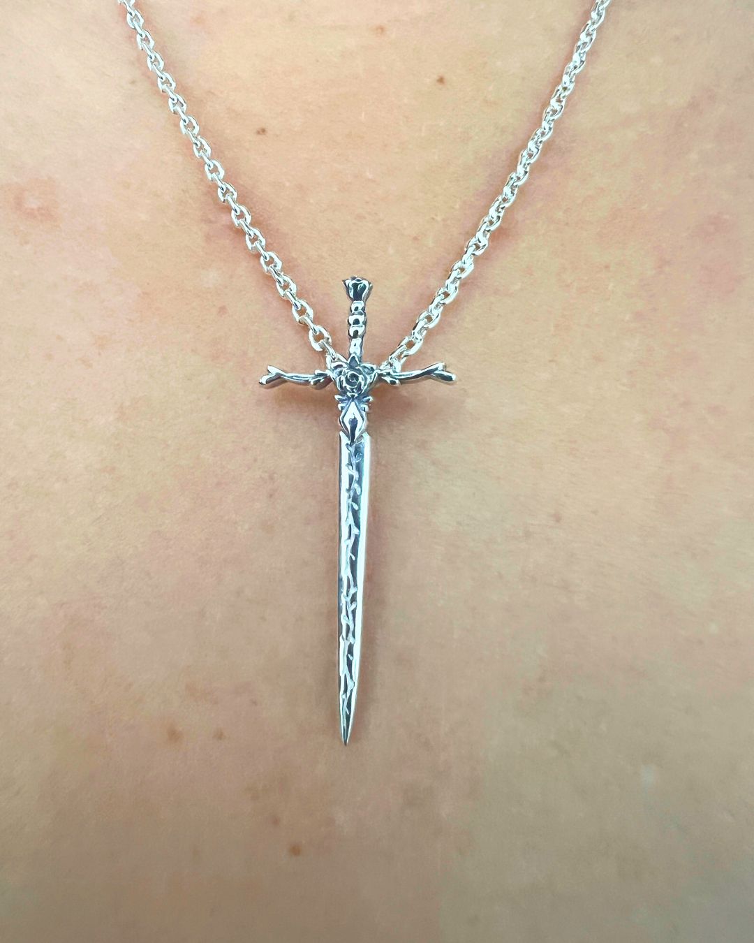 queen of roses excalibur pendant in 925 silver modelled with a 925 silver chain. 